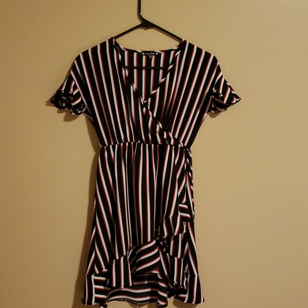 Super cute and flowy wrap dres - Picture 2 of 5